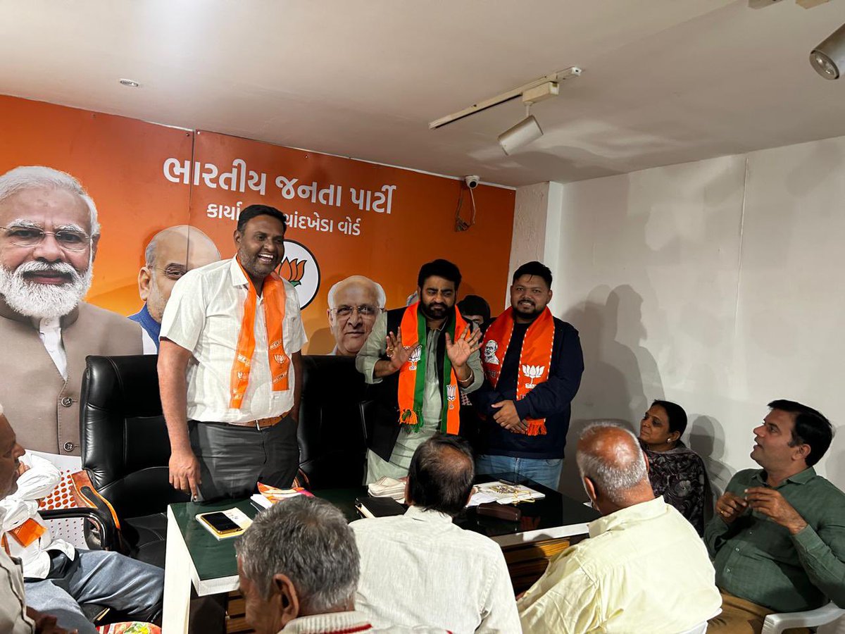 patelrumit7's tweet image. ગાંધીનગર દક્ષિણવિધાનસભાના ચાંદખેડા વોર્ડ ના તમામ બુથો ના BLA 1,BLA 2 ની એક બેઠક વોર્ડ કાર્યાલય ખાતે ચાંદખેડા વોર્ડ ના વાલી #ગીરીવરસિહ_શેખાવત જી
“SIR” અંતર્ગતચાલી રહેલી મતદારયાદી શુધ્ધિકરણ પ્રક્રિયા અંગે જનમાનસમાં જાગૃતિ લાવી એકપણ મતદારબાકી નારહી જાય એવુ માર્ગદર્શન આપવામાં આવ્યું.