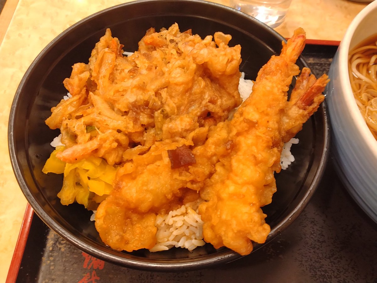 渋谷駅新南口の小諸そばにて。 海老天祭りだったので、満腹天丼セット