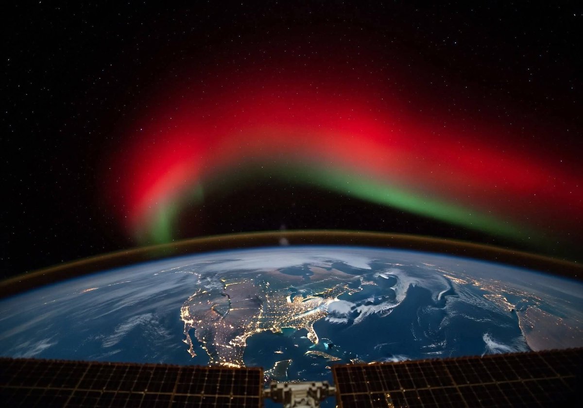 TheBharatPost_'s tweet image. 🚨 Northern Lights Stun America!

Auroras seen as far south as Florida one of the strongest solar storms in years lights up the night sky! 

Astronauts aboard the ISS captured a breathtaking red aurora glowing over North America a rare cosmic spectacle.

#Space #NASA