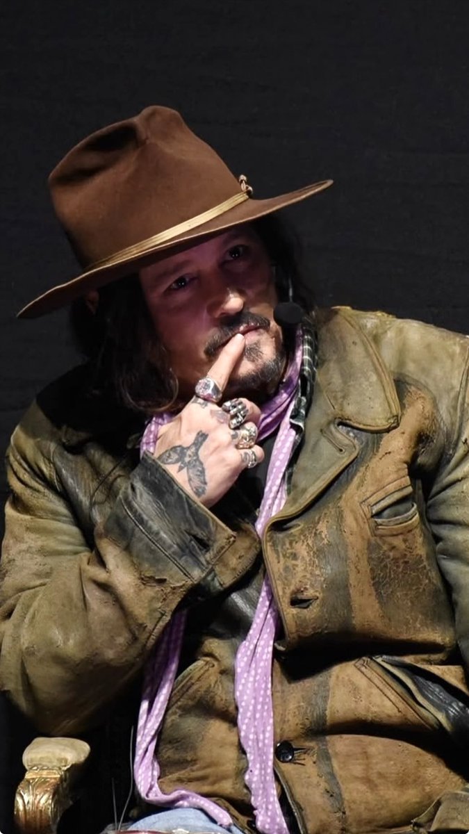 NicoleH9916's tweet image. When Johnny listens, he gives the person in front of him his full presence. That kind of listening feels rare nowadays❤️

#JohnnyDepp
#JohnnyDeppIsLoved 
#JohnnyDeppIsALegend