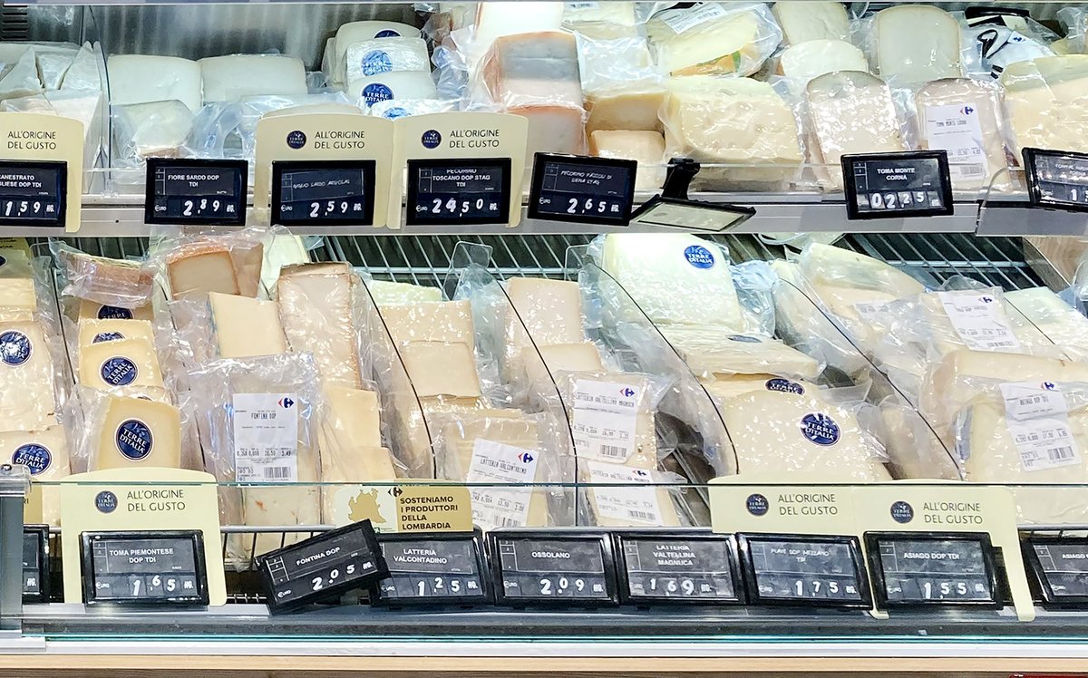 whatsontheshel1's tweet image. 🧀🇮🇹 
Cheese display with various Italian varieties like provolone, pecorino, caciotte arranged in a refrigerated shelf.

stock.adobe.com/contributor/21…

#Cheese #Display #ItalianCheese #DeliCounter #Provolone #Pecorino #Caciotte #Food #fmcg #Supermarket #adobestock #editorialphoto