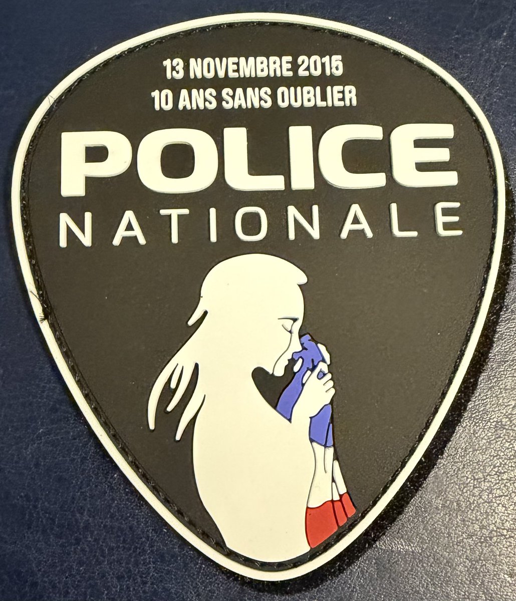 La_Pollice's tweet image. 13 novembre 2015 , Paris basculait dans l’horreur , frappée par des attentats de terrorisme islamiste .
13 novembre 2025 , dix ans après , la mémoire reste intacte , les visages reviennent , les lieux aussi , et le poids de cette nuit ne s’efface pas  .
Se souvenir , c’est…