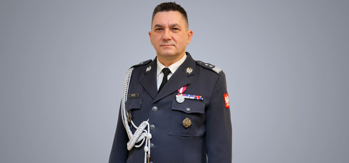 AgencjaUzbr's tweet photo. Szef Agencji Uzbrojenia gen. Artur Kuptel 11 listopada 2025 r. z rąk Zwierzchnika Sił Zbrojnych - Prezydenta Rzeczypospolitej Polskiej Pana Karola Nawrockiego odebrał nominację na stopień generała dywizji.

Panie Generale, gratulujemy!!

https://t.co/xTI0IWKzde https://t.co/4TV0kbnGaB