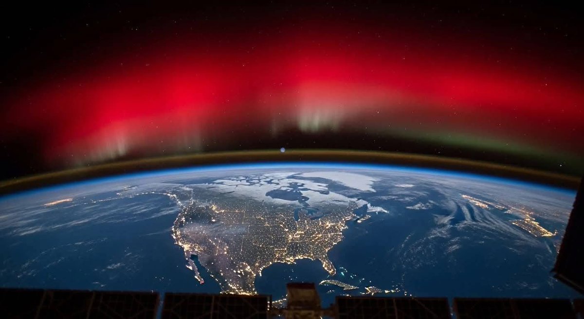 TheBharatPost_'s tweet image. 🚨 Northern Lights Stun America!

Auroras seen as far south as Florida one of the strongest solar storms in years lights up the night sky! 

Astronauts aboard the ISS captured a breathtaking red aurora glowing over North America a rare cosmic spectacle.

#Space #NASA