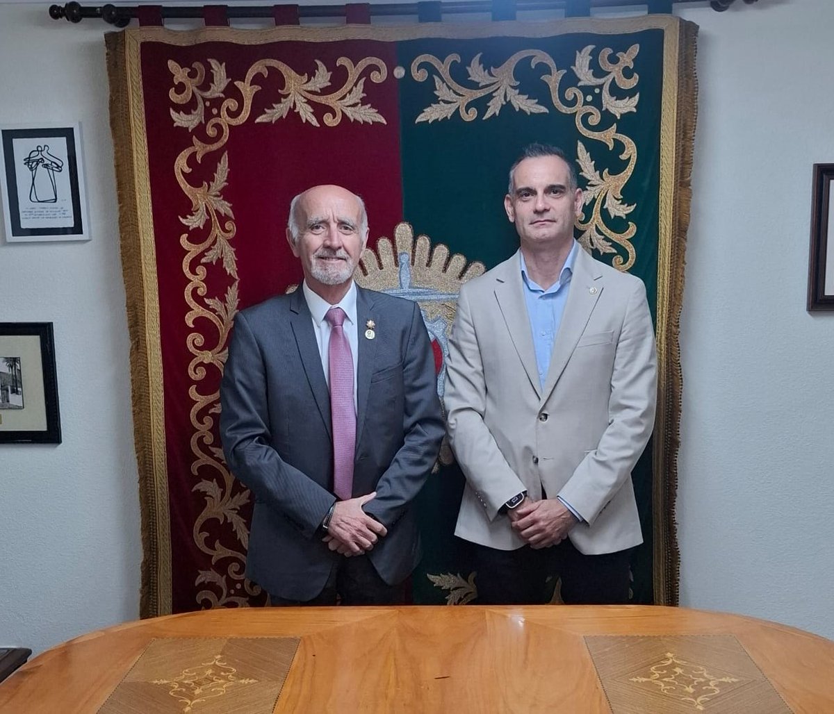 Ayer nuestro Presidente, José Crespo, mantuvo una 🤝reunión institucional con Hernán López , Vicedecano del <a href="/colegio_cv/">Colegio Oficial Detectives Privados CV</a>

Estos encuentros son fundamentales para reforzar los lazos de colaboración entre distintas profesiones y desarrollar nuevas iniciativas de trabajo.