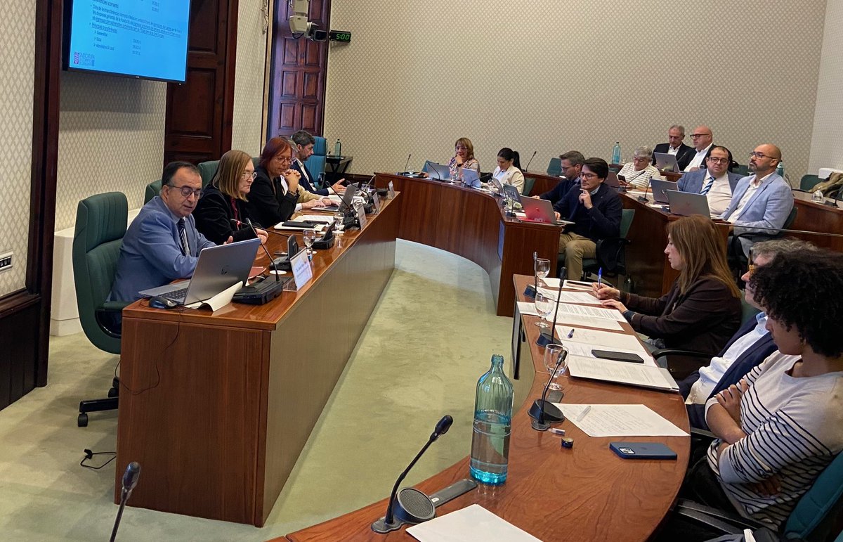 sindicaturacat's tweet photo. El síndic Josep Viñas @pepvix presenta a la Comissió del @parlamentcat l'informe de la @sindicaturacat sobre la Fundació Observatori de l'Ebre, fundada per la Companyia de Jesús i adscrita a la @gencat des de l'any 2021 https://t.co/nGHQHRxtFu