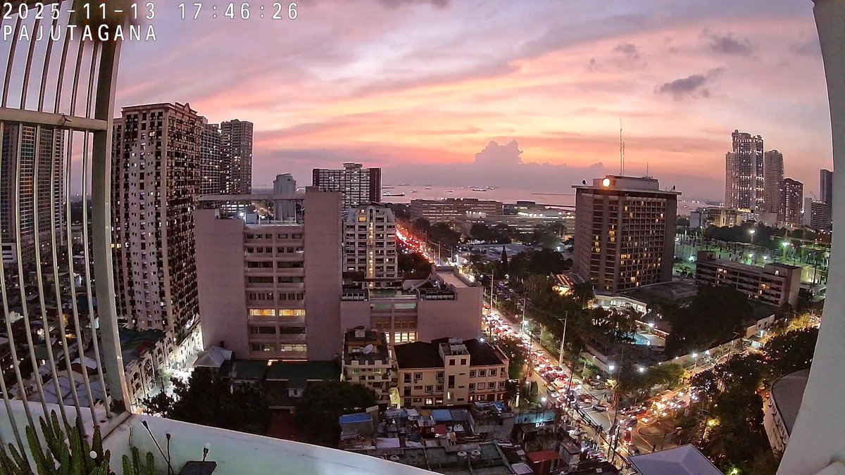 jpknowwell's tweet photo. Mayong gab-i!

 #sunsetdaily #sunset #clouds #skyline #sky #horizon #takipsilim #twilight #dusk #night #citynightscene #citylights #cityscape #buildings #skyscapers #lights
#manilabay #manila #philippines #celfoneshot #shotninoelni https://t.co/ZTodTUndCo
