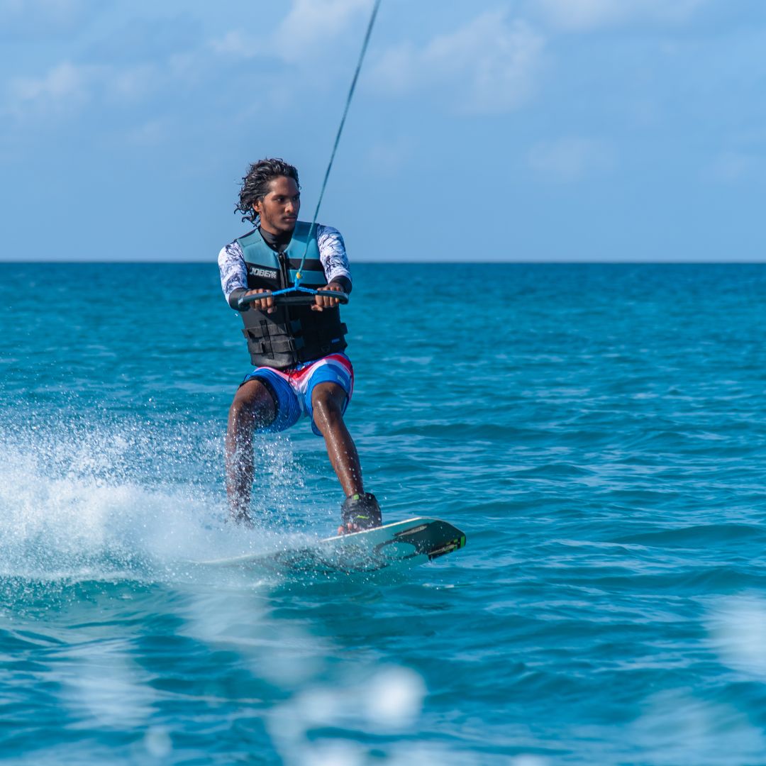 KuramathiISLAND's tweet image. Sun, sea, and speed! Wakeboarding at Kuramathi is the ultimate tropical adventure.

#WaterSports #WakeBoarding #FunTimes #KuramathiMoments #KuramathiMaldives #EscapeToKuramathi #YourIslandOfChoice #VisitMaldives