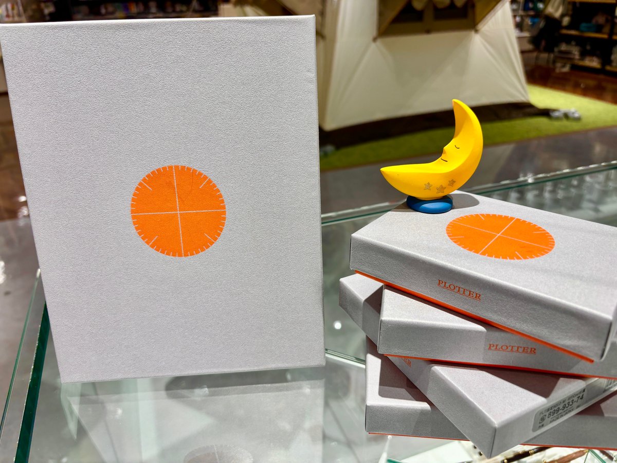 KDM_Hinode's tweet image. #PLOTTER のレザーバインダー、#リスシオ リミテッドBOX入荷しております‼️
大変申し訳ありませんが、ナローサイズは取り扱いなし、バイブルサイズが既に完売しております🙇‍♂️

まだA5,M6,M5サイズは残っておりますのでぜひこの機会に🥳

レッドブラウン。めちゃくちゃかっこいいです🥹

#システム手帳