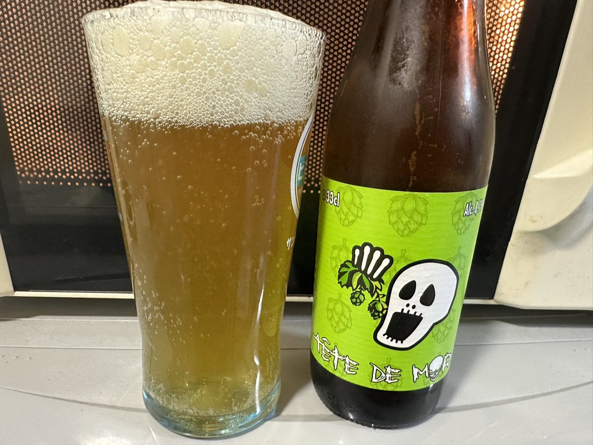 このベルギービール、白ワインみたいな爽やかさがあって美味い。