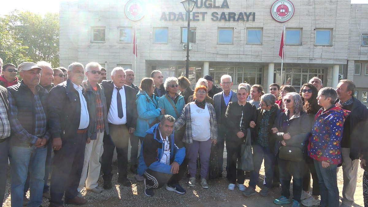 Yaşam ve insan hakları savunucusu <a href="/halukozsoyy/">Haluk Özsoy</a> hakkında TCK’nın 301. Maddesinden açılan iki ayrı davanın Muğla 6. Asliye Ceza Mahkemesi’nde 12 Kasım 2025 tarihinde görülen karar duruşmasında mahkeme, bir dosyadan beraat kararı verirken diğer dosyadan Haluk Özsoy’u beş ay hapis