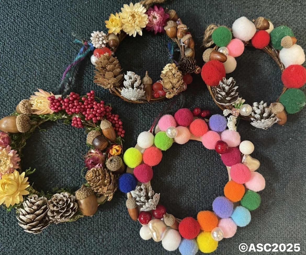 ASC20251213's tweet image. 【ASCまで1ヶ月！】

ついにあと1ヶ月でASC！
みなさん、スケジュールに入れておいてくださいね🎄

本日は、キッズコーナーについてご紹介！☺️

————————————

12月13日（金）に開催される All Sophians Christmas の第2部では、
キッズ向けクラフト「クリスマスリースづくり」を行います🎅✨