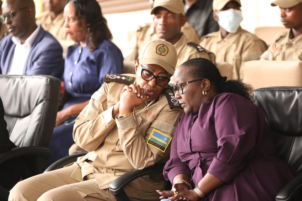 Aka kanya President w'Urukiko rw'Ikirenga Madame  Domitilla  Mukantaganzwa n'abandi bayobozi mu nzego z'Ubutabera bari ku Igororero rya <a href="/Nyarugenge/">Nyarugenge District</a> mu gikorwa cyo gutangiza igikorwa cy'ubuhuza bugamije kwemera icyaha (plea -bargaining) <a href="/Rwanda_Justice/">Ministry of Justice</a> <a href="/RwandaJudiciary/">Judiciary of Rwanda</a>