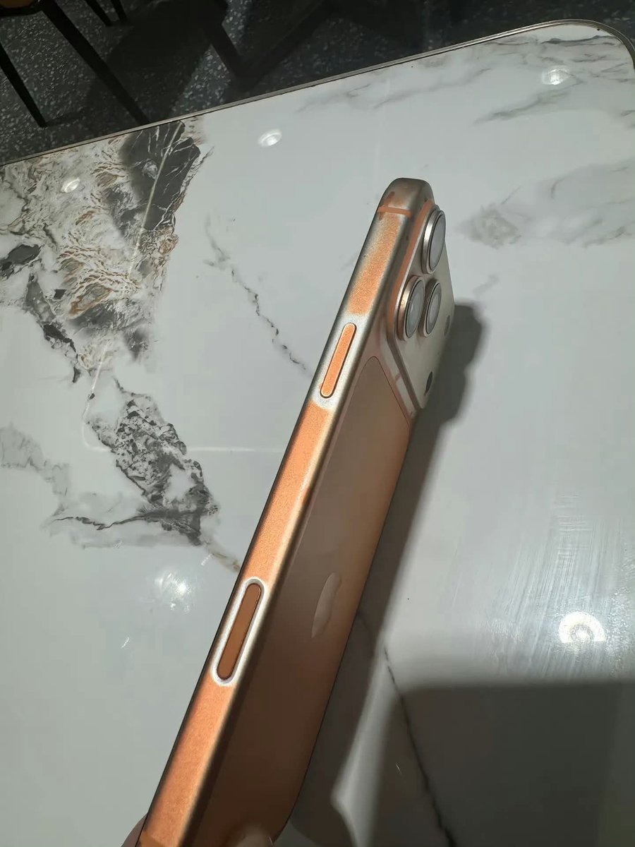 Rui35052730's tweet image. Someone in my country used wet wipes to clean his 17 pro max