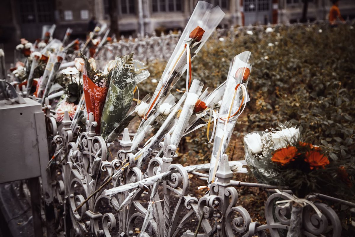 10 anni fa gli attacchi che sconvolsero Parigi. Il #13novembre terroristi islamici uccisero 130 persone colpendo lo Stade de France ed il Teatro #Bataclan. Ci stringiamo attorno al ricordo delle vittime tra cui l'italiana Valeria Solesin. Che il loro ricordo sia di benedizione.
