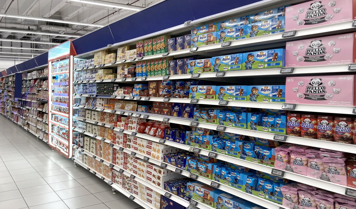 whatsontheshel1's tweet image. Colorful supermarket aisle filled with biscuits, cookies, and sweet snacks 🍪🛒

shutterstock.com/g/Hitra?rid=19…

#Snack #Aisle #Biscuits #Cookies #Sweet #Snacks #HelloPanda #Barni #Prince #Supermarket #GroceryStore #SnackTime #shutterstock #dubai #uae #editorialphoto #fmcg
