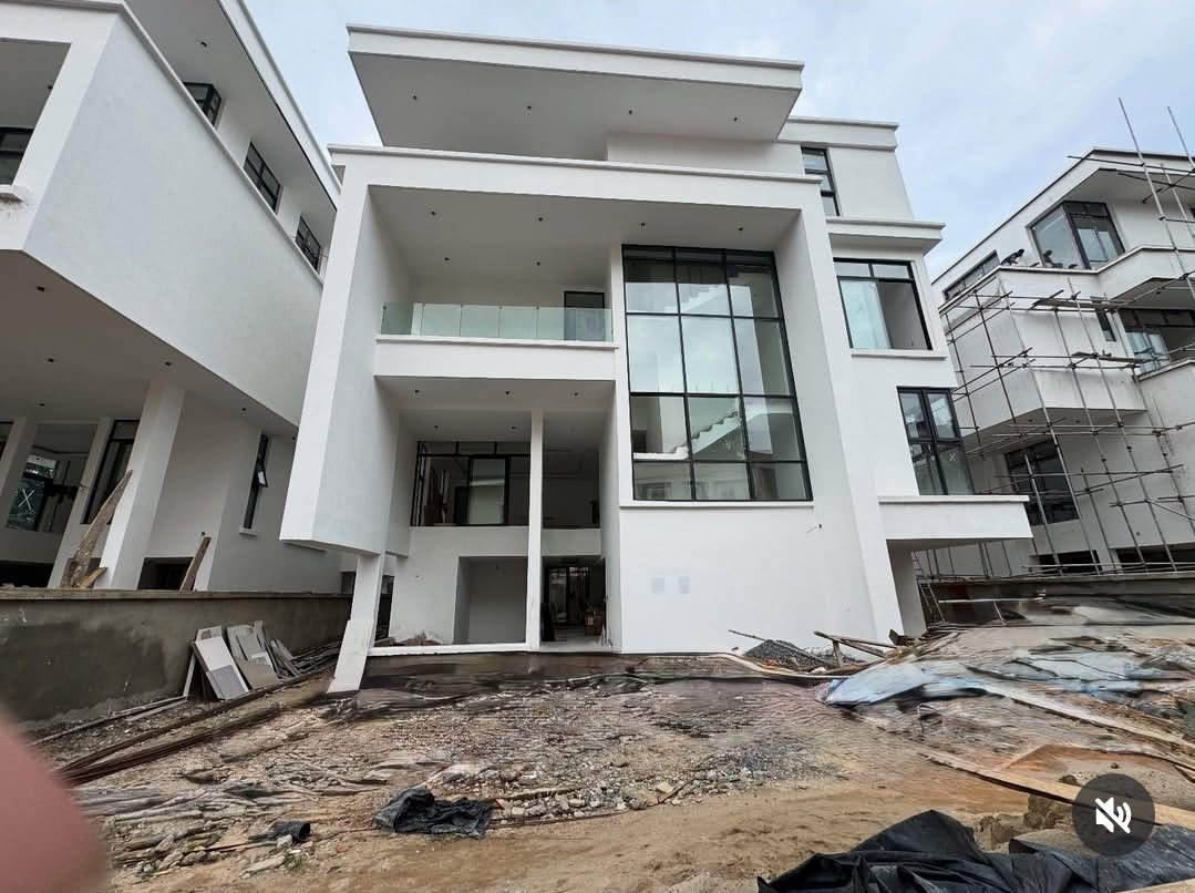 RealtyStoke's tweet photo. 5 Bedroom  duplex  with 2 rooms  Bq for  sale .

Brand new -En-suite rooms -Fitted Kitchen - 3 Livingrooms - CCTV - 2 room BQ - Pipe borne water - Swimming pool - Power back up - Study &amp; Games room 
Price Guide : # Call
Location: Ikoyi Lagos 
Title: Registered Deed of Assignment https://t.co/XZ3622wNwa