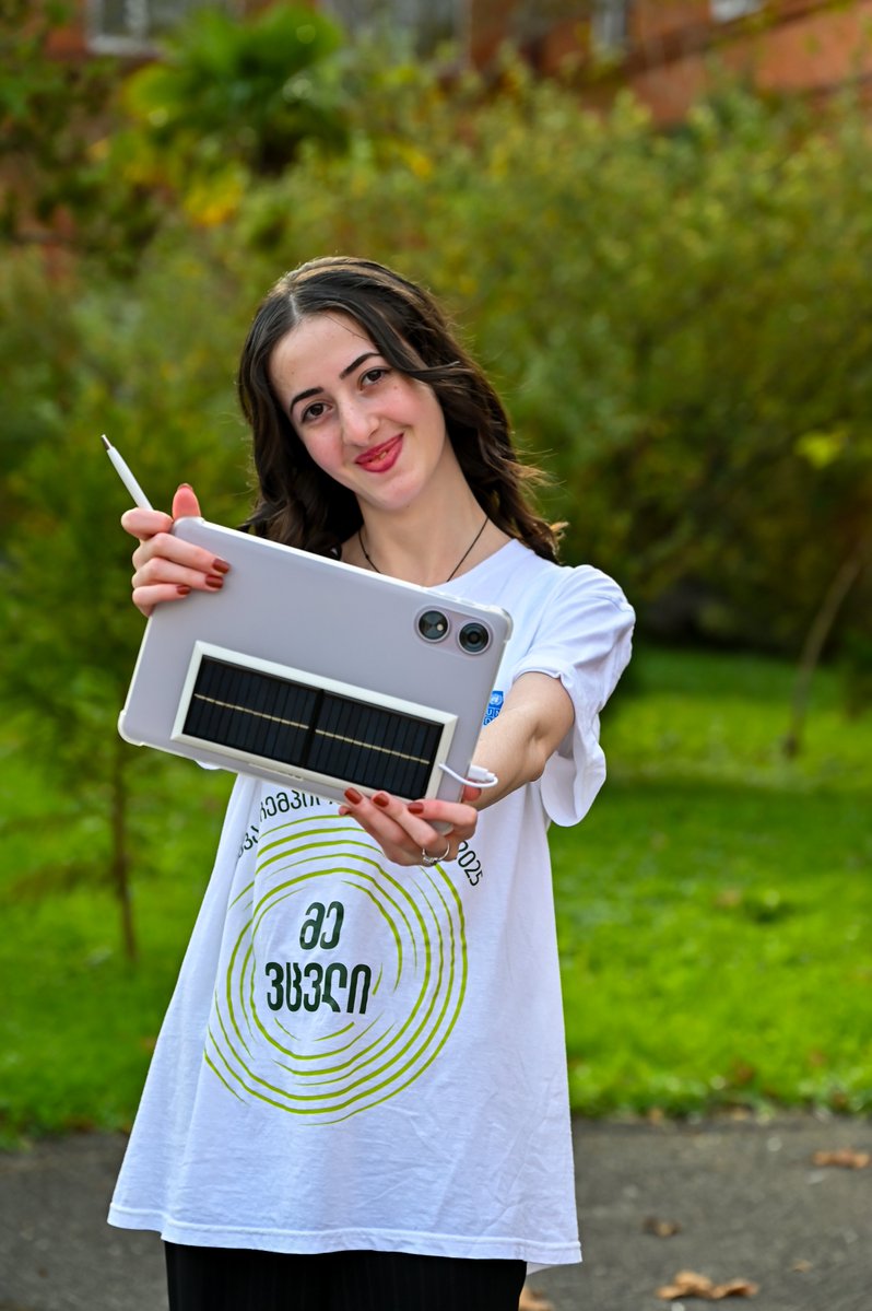 UNDPGeorgia's tweet image. From paper to pixels!💚

Schoolchildren in Khobi are testing a digital pen &amp;amp; board that makes learning greener &amp;amp; smarter.

Discover more #GreenTransition tools with @DanishMFA &amp;amp; @CENN____ 
 
🇺🇳🇩🇰 go.undp.org/iQD