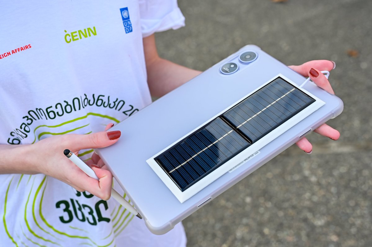 UNDPGeorgia's tweet image. From paper to pixels!💚

Schoolchildren in Khobi are testing a digital pen &amp;amp; board that makes learning greener &amp;amp; smarter.

Discover more #GreenTransition tools with @DanishMFA &amp;amp; @CENN____ 
 
🇺🇳🇩🇰 go.undp.org/iQD