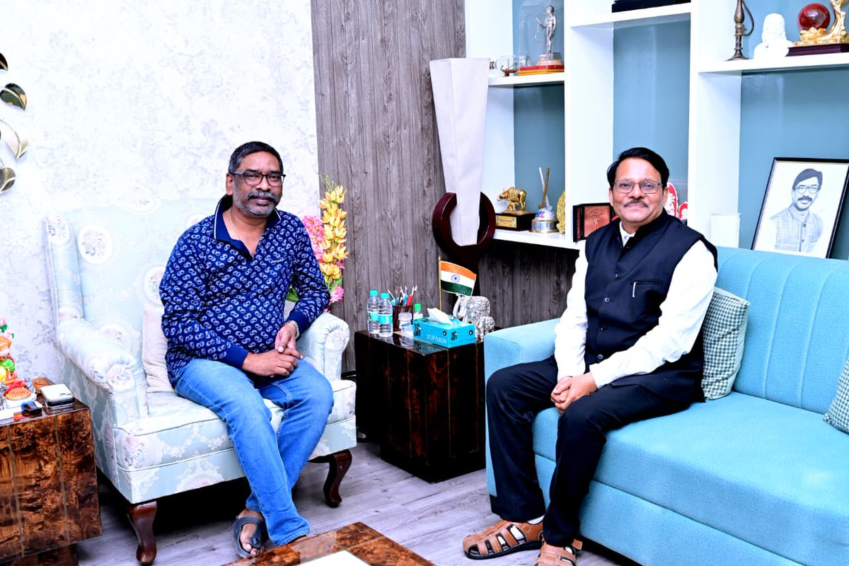 आज झारखंड के प्रदेश प्रभारी श्री <a href="/KRajuINC/">K Raju</a> जी ने माननीय मुख्यमंत्री श्री <a href="/HemantSorenJMM/">Hemant Soren</a> जी से मुलाकात की व झारखण्ड राज्य स्थापना समारोह की अग्रिम बधाई दी एवं राज्य से जुड़े अहम विषयों पर चर्चा की!

<a href="/INCIndia/">Congress</a> <a href="/JmmJharkhand/">Jharkhand Mukti Morcha</a>
