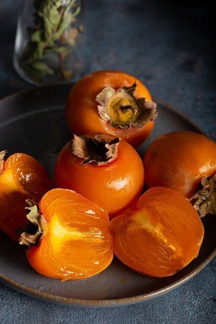 karimanesr's tweet photo. Un superalimento que recomiendo para esta época del año son los caquis,  son ideales para esta época, cuando la fatiga es común.

Son un alimento excelente, ya que contienen 70 mg de vitamina C por cada 100 g. Además, poseen propiedades antioxidantes y ayudan a mejorar el hígado graso y la arteriosclerosis, convirtiéndolos en un alimento imprescindible para quienes tienen problemas de salud.