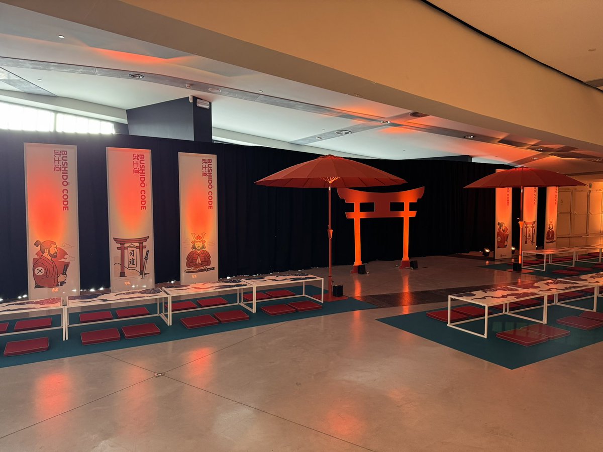 davrous's tweet image. J&apos;ai eu la chance d&apos;animer la keynote #DevDay Mons sur l&apos;IA + code dans une ambiance japonaise très cool ! 

J&apos;ai live vibe codé un Space Invaders, ajouté du son, amélioré le gameplay, un leaderboard avec Auth et déployé dans Azure uniquement via IA. Retours top de la salle !