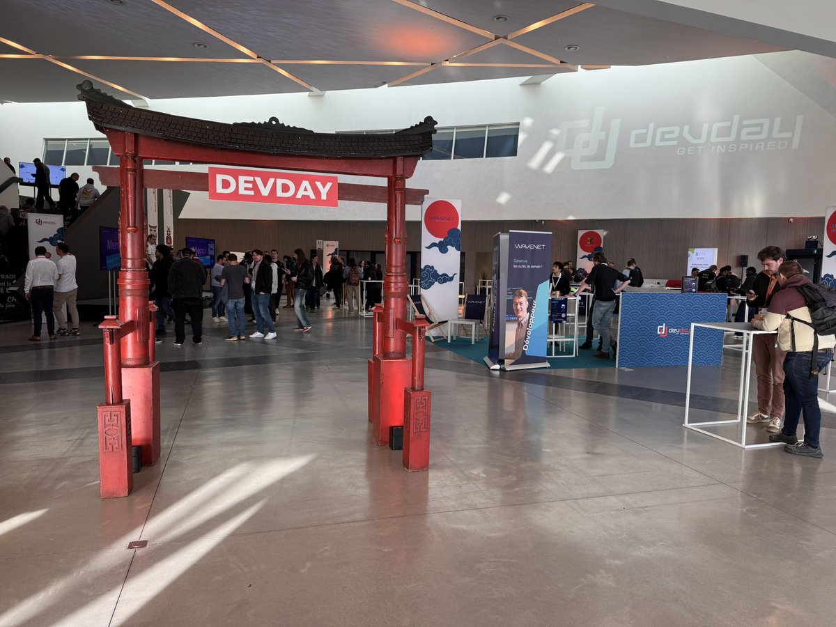 davrous's tweet image. J&apos;ai eu la chance d&apos;animer la keynote #DevDay Mons sur l&apos;IA + code dans une ambiance japonaise très cool ! 

J&apos;ai live vibe codé un Space Invaders, ajouté du son, amélioré le gameplay, un leaderboard avec Auth et déployé dans Azure uniquement via IA. Retours top de la salle !