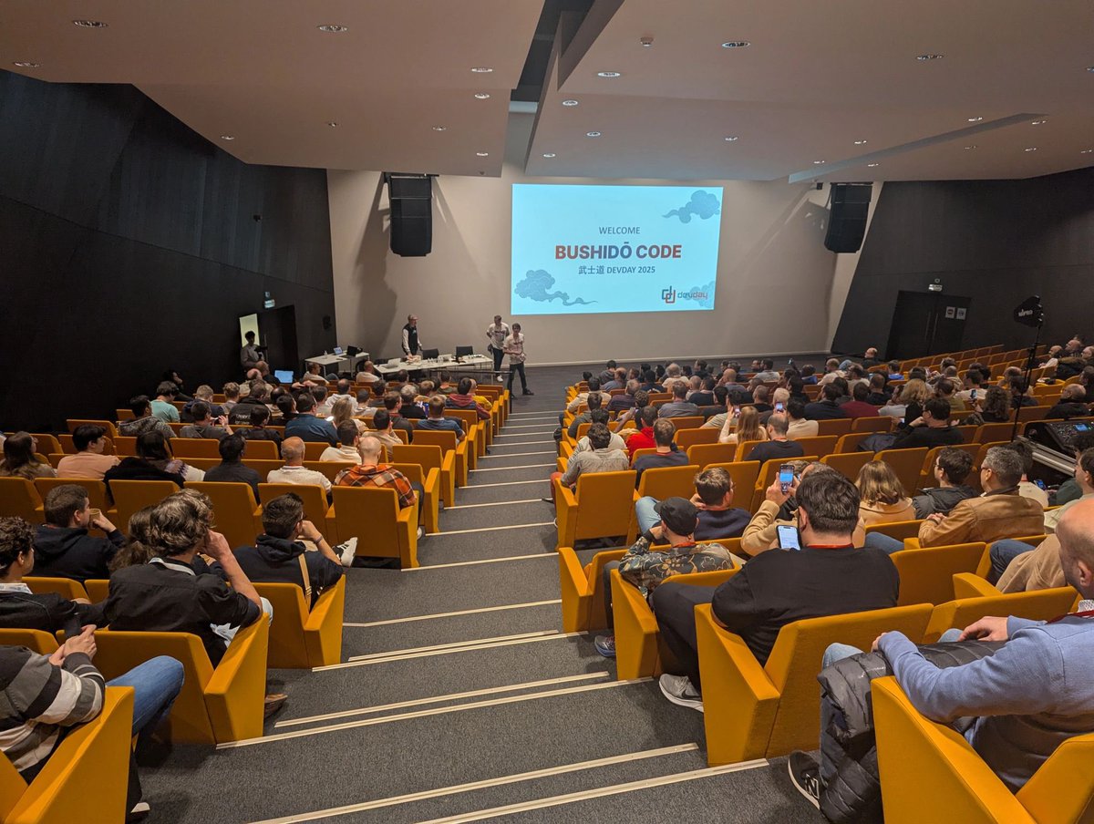 davrous's tweet image. J&apos;ai eu la chance d&apos;animer la keynote #DevDay Mons sur l&apos;IA + code dans une ambiance japonaise très cool ! 

J&apos;ai live vibe codé un Space Invaders, ajouté du son, amélioré le gameplay, un leaderboard avec Auth et déployé dans Azure uniquement via IA. Retours top de la salle !