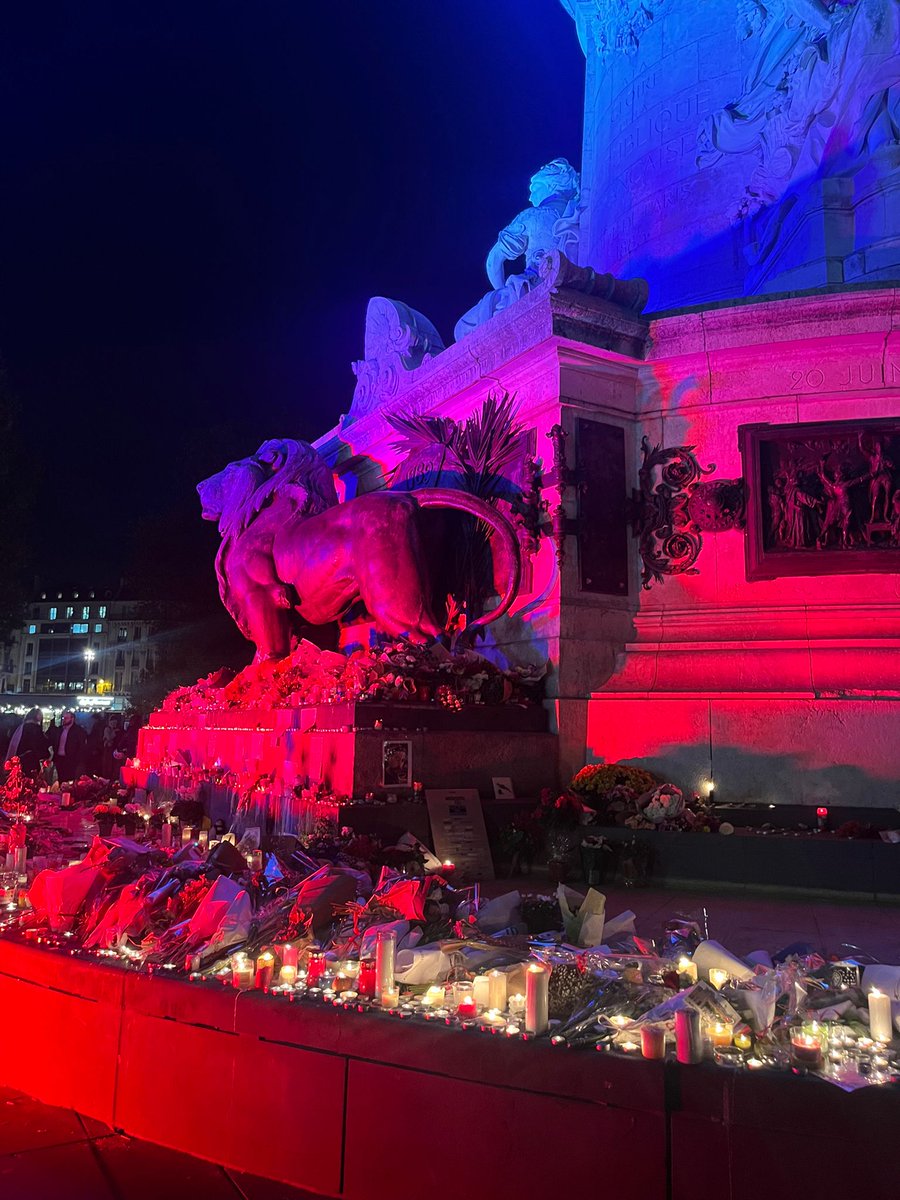 Dix ans après le 13 novembre, je pense aux victimes et à leurs proches, ainsi qu’au courage qui a suivi. La Suède est aux côtés de la France pour honorer la mémoire et défendre nos valeurs communes. #noublionsjamais