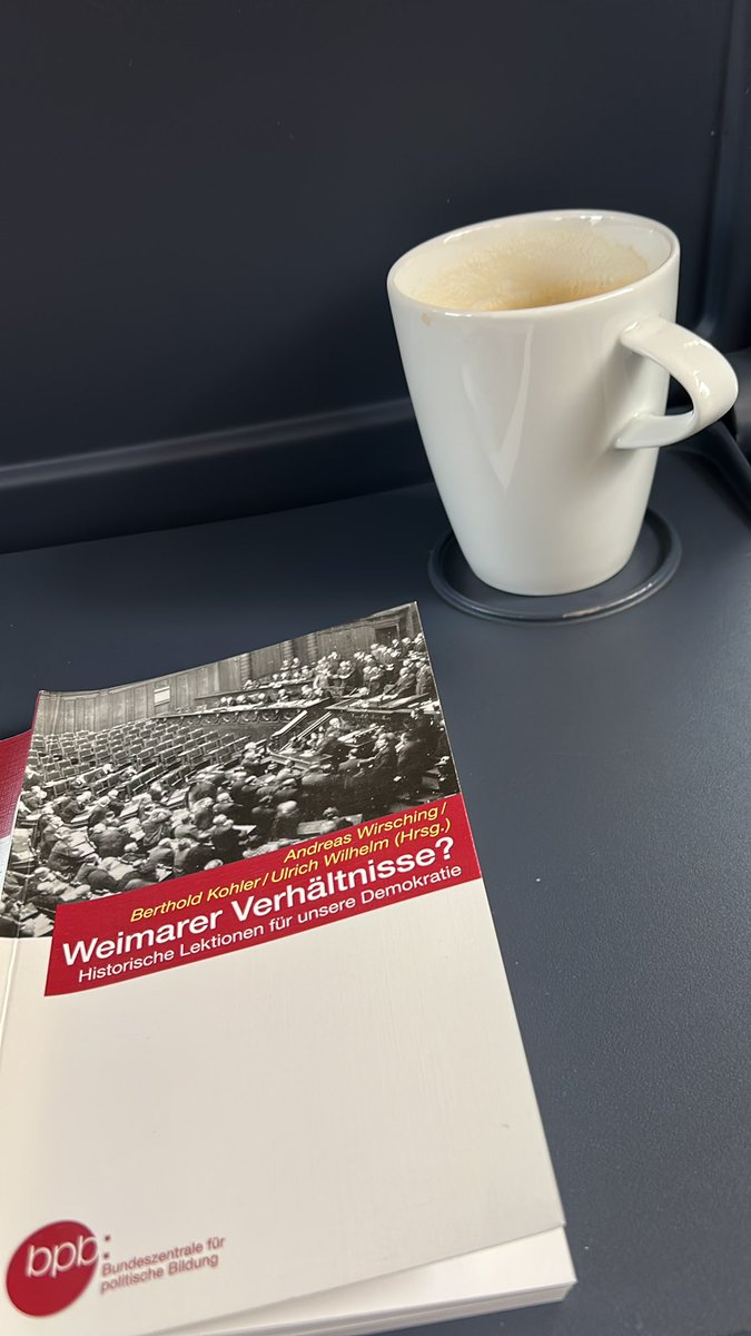 Moleskin2009's tweet image. Unterwegs aus dem Ruhrgebiet im #ICE 845 nach Berlin. Mittlerweile über eine Stunde Verspätung. Bewundernswert die konsequente Freundlichkeit und Serviceorientierung der Bord Crew! Respekt! @DB_Bahn