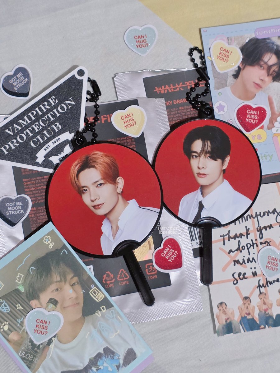 foreverkookie_'s tweet photo. β π happy mail
β° from : @alpha018_
thank you so much for letting me adopt your heejake uchiwas β€οΈ ang safe and neat ng pagkaka-pack π love the freebies so much ang cute!
Λβ§ΛΒ° #VampireProtectionClub
#mailsfromkarabells https://t.co/1ftp6OessK