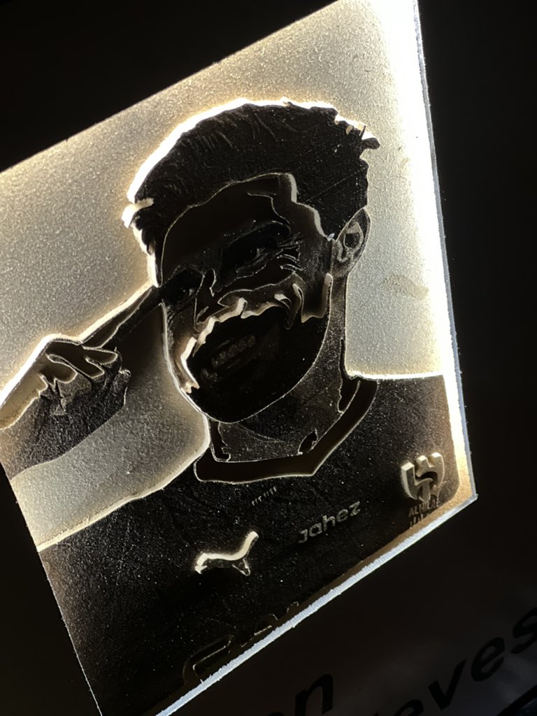 خلصت العمل الجديد 💙✨

حاولت اخلي الرسمه بطابع مختلف .. طبقات من الخشب بتفاصيلها تبين وتختفي مع الانارة.. رايكم؟ 

حط رتويت اذا حبيت العمل🔂