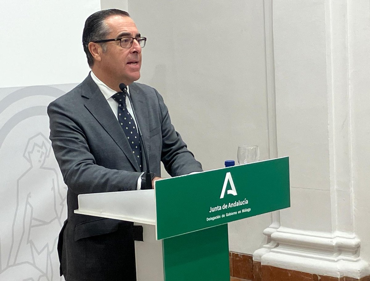 educacionmlg's tweet image. El DT de @EducaAnd, @Miguel_Briones_, ha anunciado que @AndaluciaJunta invierte cerca de 12 millones para garantizar el confort #térmico de los centros #educativos de #Málaga. 6 de ellos se incorporan al plan de #Bioclimatización y 546 reciben fondos del programa #MejoraTuCentro.