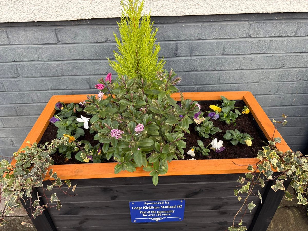 KM482masons's tweet photo. A new addition to the Main Street Kirkliston. 

Thank you to Lodge Kirkliston Maitland for sponsoring a planter and also their kind donation to KCCV. — Lodge Kirkliston Maitland 482. 🏴󠁧󠁢󠁳󠁣󠁴󠁿🏴󠁧󠁢󠁳󠁣󠁴󠁿 #Kirkliston #Charity #freemasonry https://t.co/WlhcfjjfXU