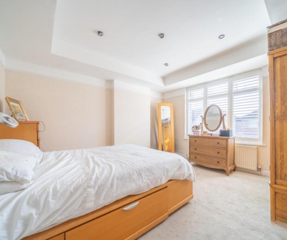 🏡 For Sale | Millersdale Rd, Mossley Hill L18

Extended 3-bed semi with open-plan kitchen/living, garden backing onto private field, parking &amp; great schools nearby.

More info &amp; photos: 
rightmove.co.uk/properties/169…

📩 DM Abode to book your viewing

#MossleyHill #L18 #Abode