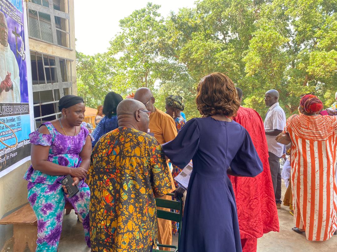 DubawaSL's tweet image. 🇸🇱 🇸🇱 Volunteer Margret Misor Mansaray visited the Holy Martyrs of Uganda Parish to share the message of truth and accountability as part of the #WeekForTruth2025 campaign.

#WeekForTruth #FactCheck