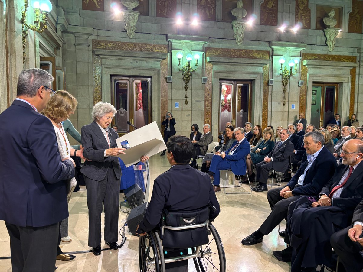 El <a href="/IEMadrilenos/">Instituto de Estudios Madrileños</a> entrega las medallas a los nuevos miembros de honor del IEM, Sigfrido Herráez y Carmen Añón, en un acto celebrado en el Patio de Cristales de la Casa de la Villa de Madrid.

👉 f.mtr.cool/cqphgoqhsx