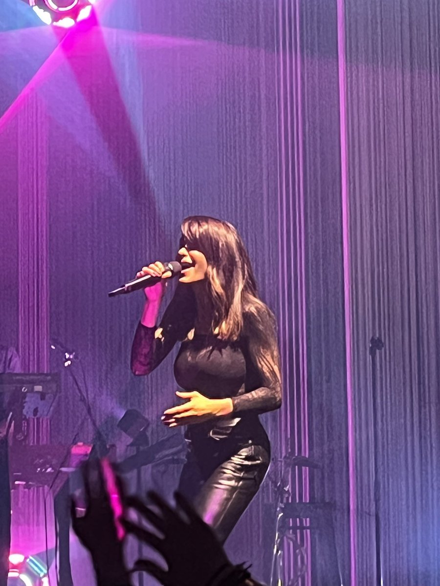 jcgaleazzi's tweet photo. 🎶 chanson | Très heureux d’avoir pu assister au concert parisien de ma compatriote @JeniferOfficiel pour sa tournée #JukeBoxTour à l’@OLYMPIAHALL. Un moment de communion avec son public si fidèle et avec une belle artiste généreuse et vraie ! Bravo ! #fieru #Corsica https://t.co/gsLuQLFWJI