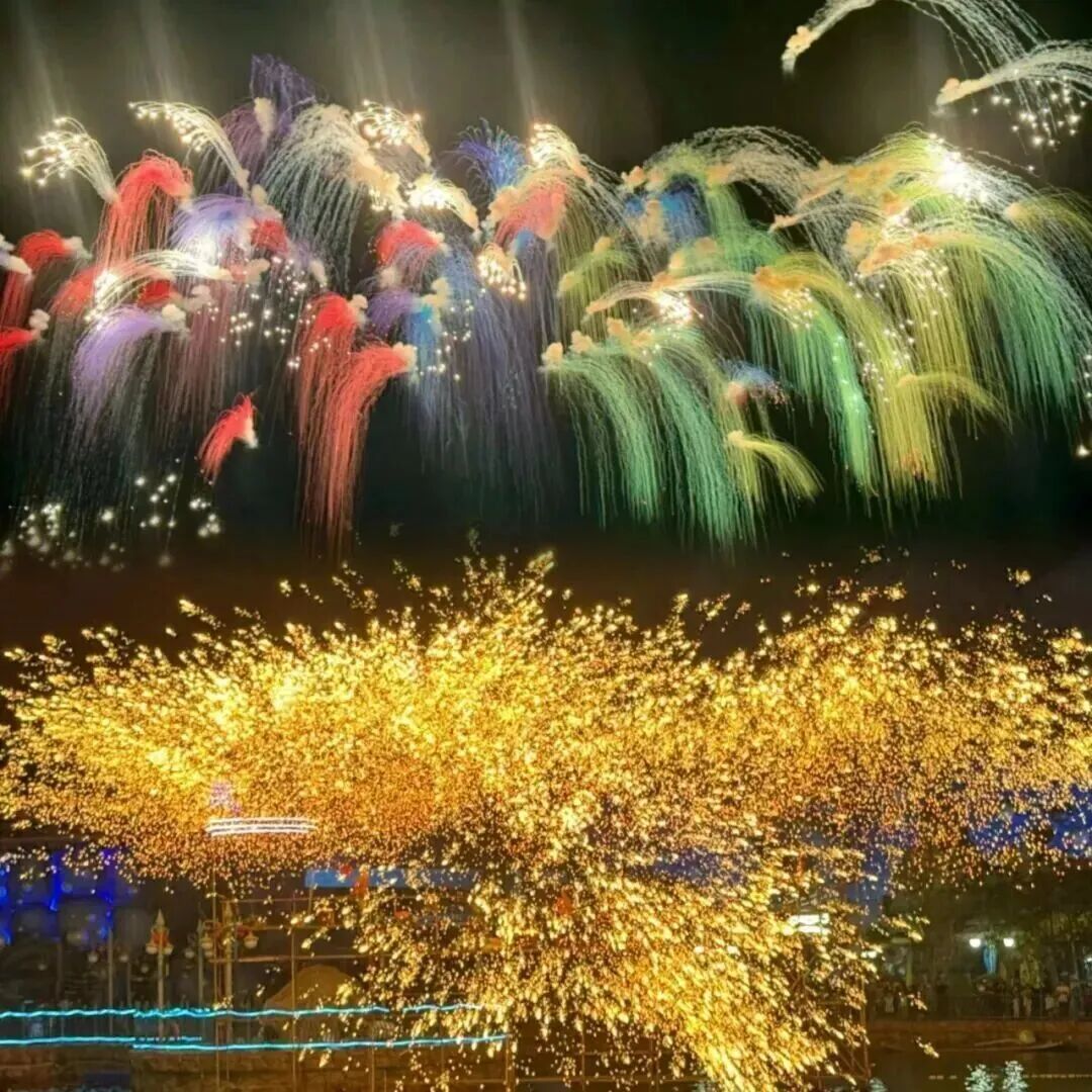 hangzhoufeel's tweet photo. 🐴 🎪 From Nov 15–16, the Hangzhou Equestrian Center transforms into a wonderland of fun — where horses, sea lions, deer, and bunnies take center stage! Watch sea lions perform adorable tricks, admire lifelike scarecrow art from SpongeBob to Doraemon, and stroll through "Deer Island Park" for heartwarming encounters.

As night falls, sparks fly with the breathtaking molten iron show, lighting up the sky like shooting stars. 🌟 Whether you're a family traveler, horse lover, or adventure seeker, this is your weekend dopamine boost!

#Hangzhou #Tonglu #IronFlower