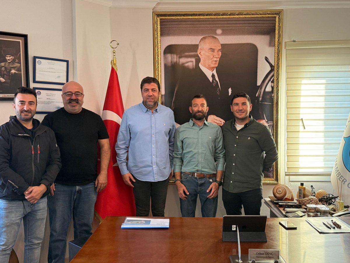 Tirhandil Cup Başkanı Erim ÖNÜT,
Tirhandil cup komitesi
Mehmet Çetin BİlGİN,
Hüseyin Sadi ÖĞÜN,
Özgür DİRİ İMEAK Deniz Ticaret Odası Bodrum Şube Başkanımız Orhan DİNÇ’i makamında ziyaret ettiler. Ziyaret sırasında Tirhandil Cup yarışları hakkında bilgi verdiler.