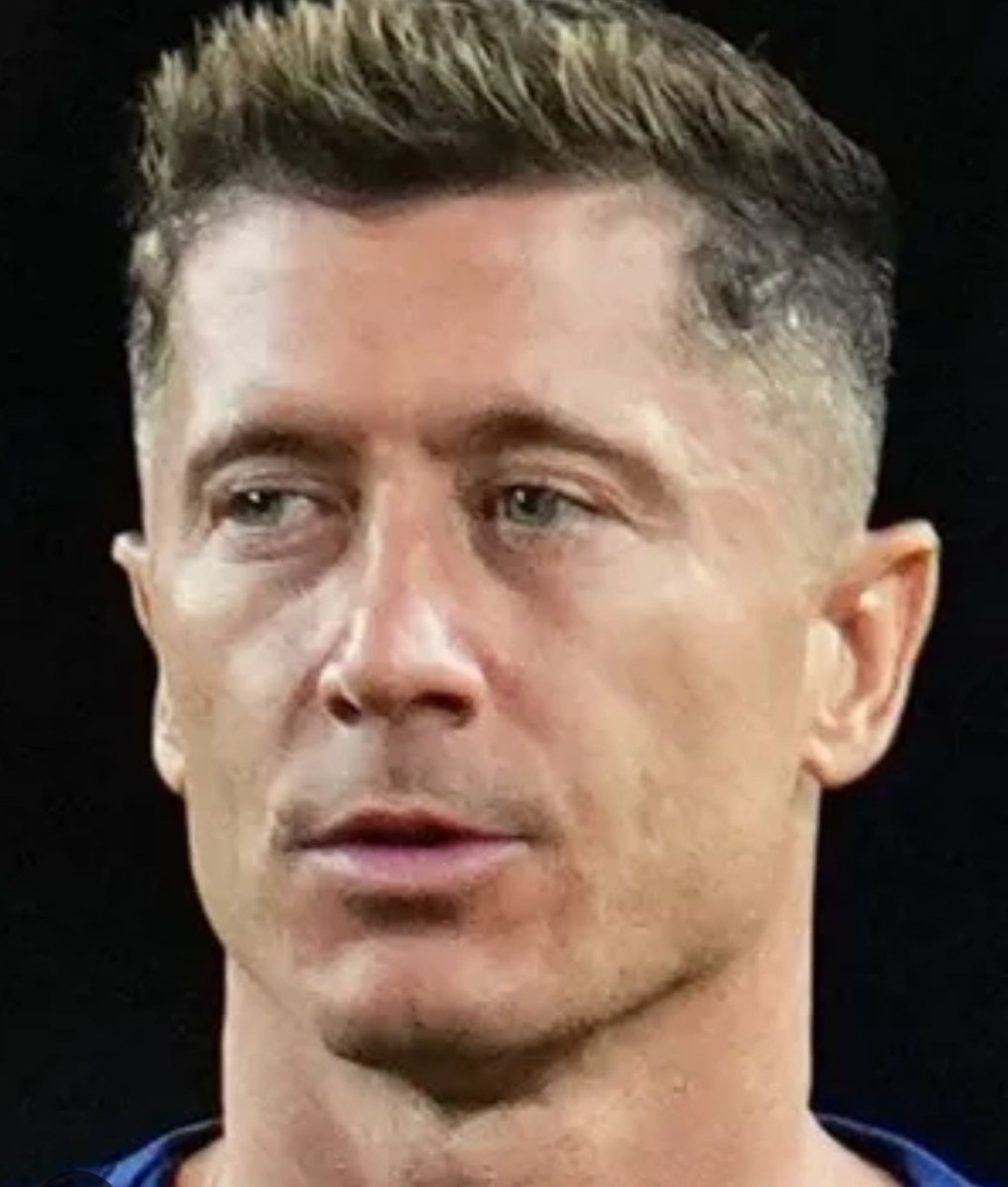 Commibot's tweet image. C&apos;è chi schifa questo qui per l&apos;età 37 anni  quando i migliori centravanti che abbiamo avuto negli ultimi anni sono stati IBRA arrivato a 39 anni e GIROUD arrivato a 35 .