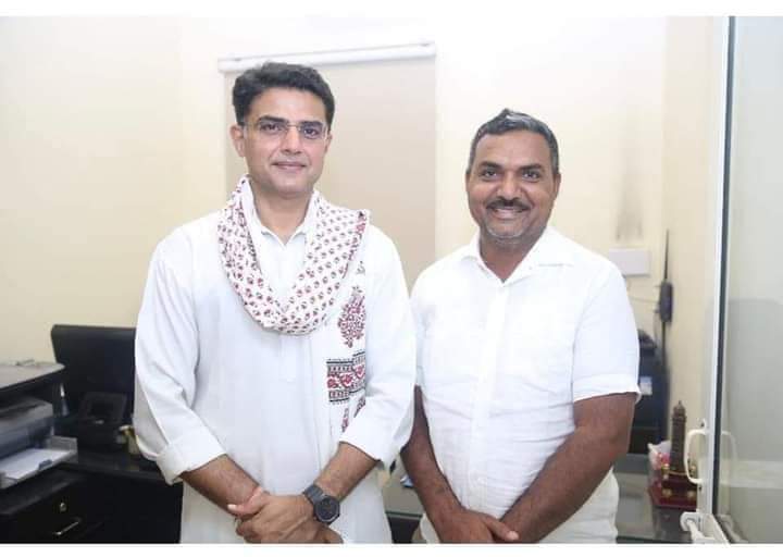Subhash__Gurjar's tweet photo. मैंने मेरी जिंदगी में भगवान को कभी देखा तो नहीं लेकिन मेरे मां बाप के बाद भगवान जैसे मामा जी जरूर मिले जो मेरी जिंदगी के अहम हिसा है और मेरे सबसे बड़े मार्गदर्शक भी हैं और वह पूजनीय है और उनका आशीर्वाद सदैव मेरे ऊपर बना रहे |@SachinPilot  @SOHANGURJARINC https://t.co/bfAGeJvRE5
