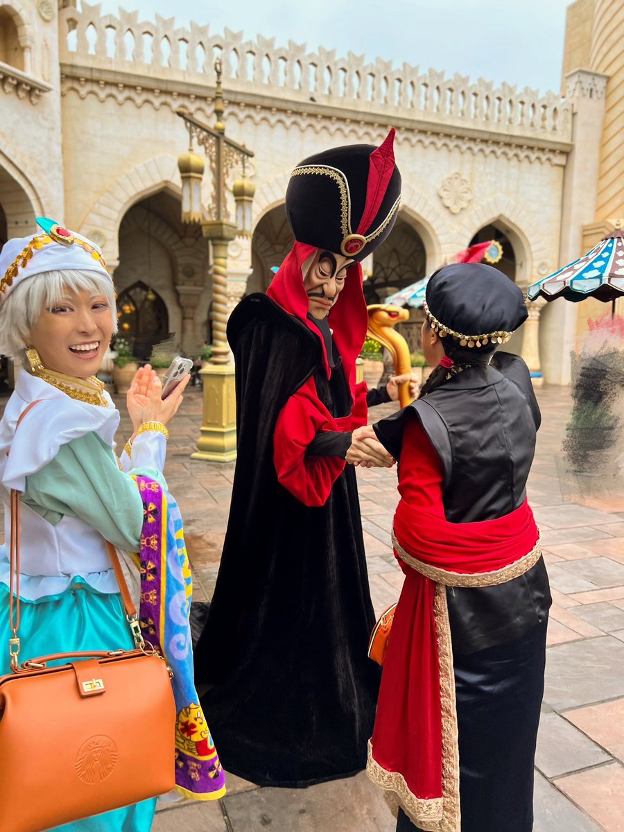 🐍｢なんでお前の方が嬉しそうなんだ｣

🦦からあげさん ( <a href="/mgmg_gm_0102/">からあげ</a> )
🐍イチル

#Dハロ仮装2025 
#Dハロツイステ仮装