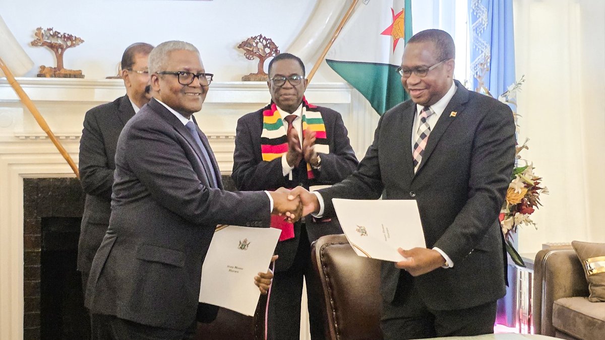 DangoteGroup's tweet image. From left (front row): President/CE, Dangote Industries Limited, Aliko Dangote; Minister of Finance and Investment Promotion, Mthuli Ncube; Standing: Vice President Oil and Gas, Dangote Industries Limited, Devakumar Edwin, and HE President Emmerson Mnangagwa of Zimbabwe, during…