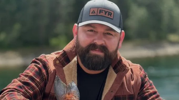 Globupdate's tweet photo. 🚨 Michael Duarte, known online as @FoodWithBearHands, has died at 32 after being shot by Texas deputies during a disturbance call on Nov 8.
The California-based BBQ creator, with 2M+ followers, was allegedly armed and charged at officers, police said
#MichaelDuarte #California https://t.co/SJi1OPIjCH