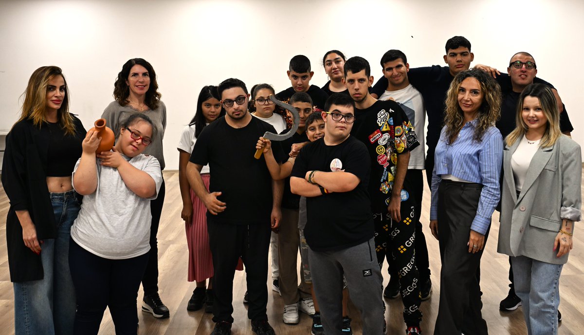 Lefkoşa Türk Belediyesi Engelsiz Halk Dansları Ekibi özel eğitim öğretmeni Dilay Aydın eğitmenliğinde çalışmalarına devam ediyor.