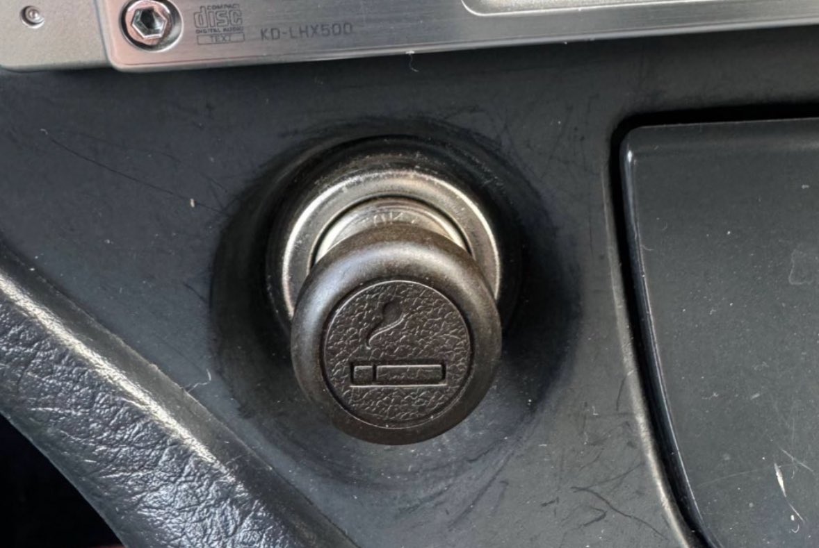 シガーライターにCDオーディオ、純正ハンドルにエアバッグ無し。クルマも人間ももうすぐ30歳。
#とっくに生産終了したクルマに乗ってる変わり者