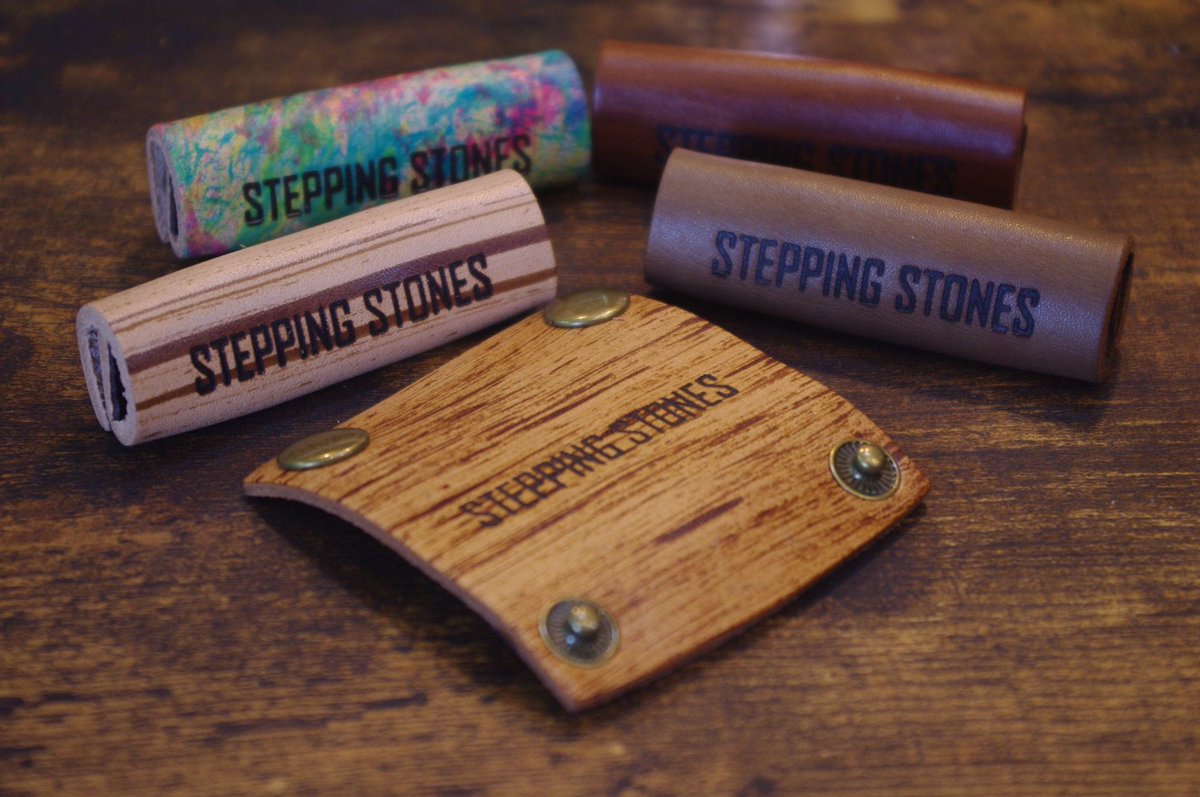 レザーハンドルカバー カリタ銅ポット600用

銅 × 革
使うほどに深まる、素材の表情

Kalita 銅ポット600に合わせて仕立てた
オリジナル染色のレザーハンドルカバー

手にしっとり馴染む本革が、熱をおさえつつドリップ時間をより心地よくしてくれます

キャンプでも、自宅でも