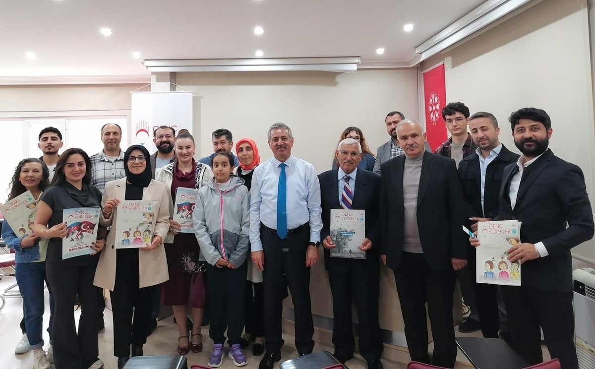 genc_dergisi's tweet photo. Dergimizin Yayın Kurulu Toplantısı, geçtiğimiz günlerde Türkiye Yazarlar Birliği (TYB) Genel Merkezinde gerçekleştirildi. Çeşitli fikirlerin, kıymetli eleştirilerin ve yerinde önerilerin ele alındığı toplantı, yaklaşık iki buçuk saat sürdü. Katılımcılara teşekkür ediyoruz. https://t.co/sMk8ssL6ev