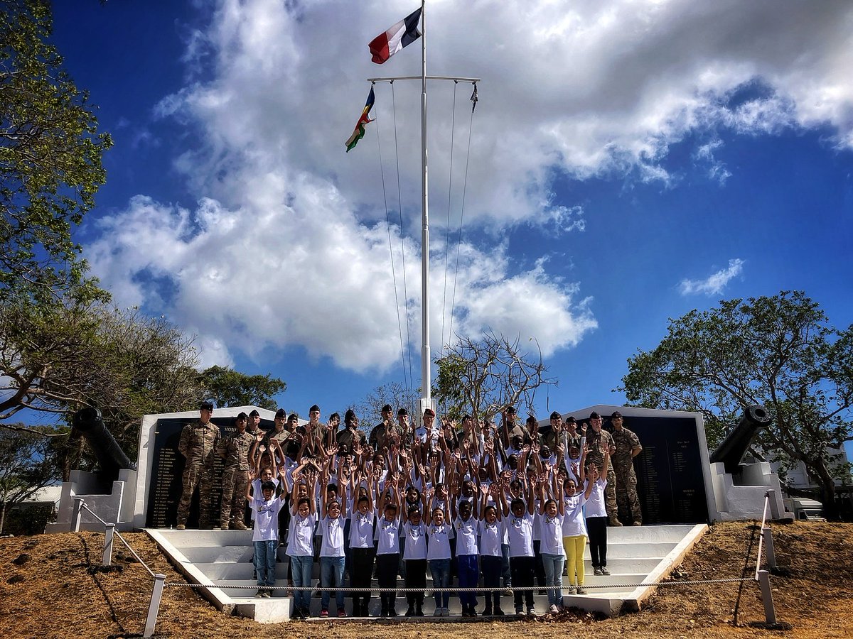 2eRpima's tweet photo. 🧒 Les "Very Important Marmays" au #2eRPIMa ! 🪂 L'association 1000 sourires et ses petits "VIM" étaient au régiment à la découverte des métiers de l'infanterie militaire et plus particulièrement de la spécialité parachutiste.
#lienArmeeNation #Paradu2 https://t.co/5A0RaQIlQX